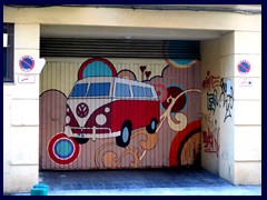 Barrio del Carmen 24 - a hippie VW bus